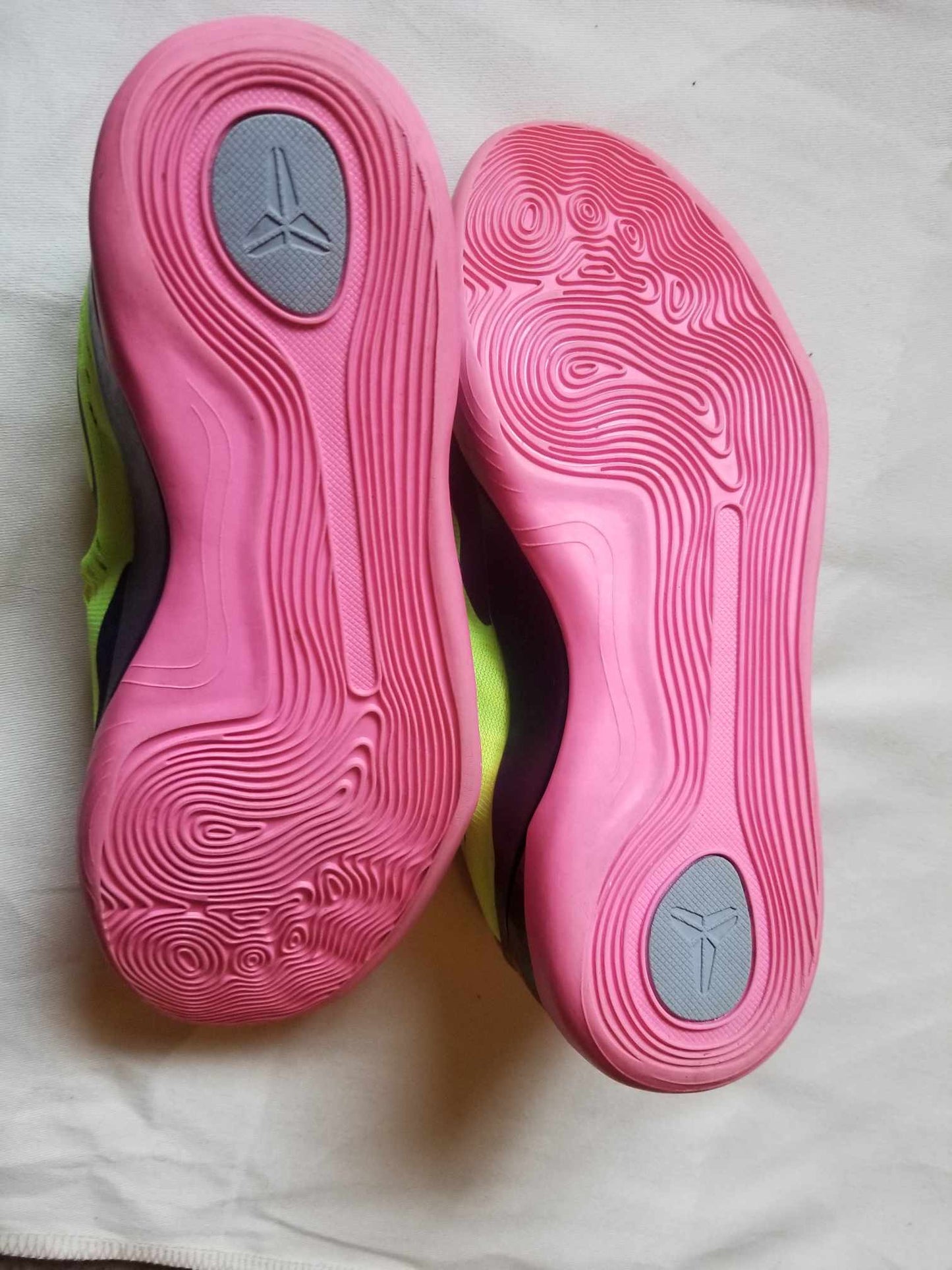 Nike Kobe 9 EM GS "Volt Pink Glow" – Size 5.5Y Big kids/women (Women’s 6.5-7)