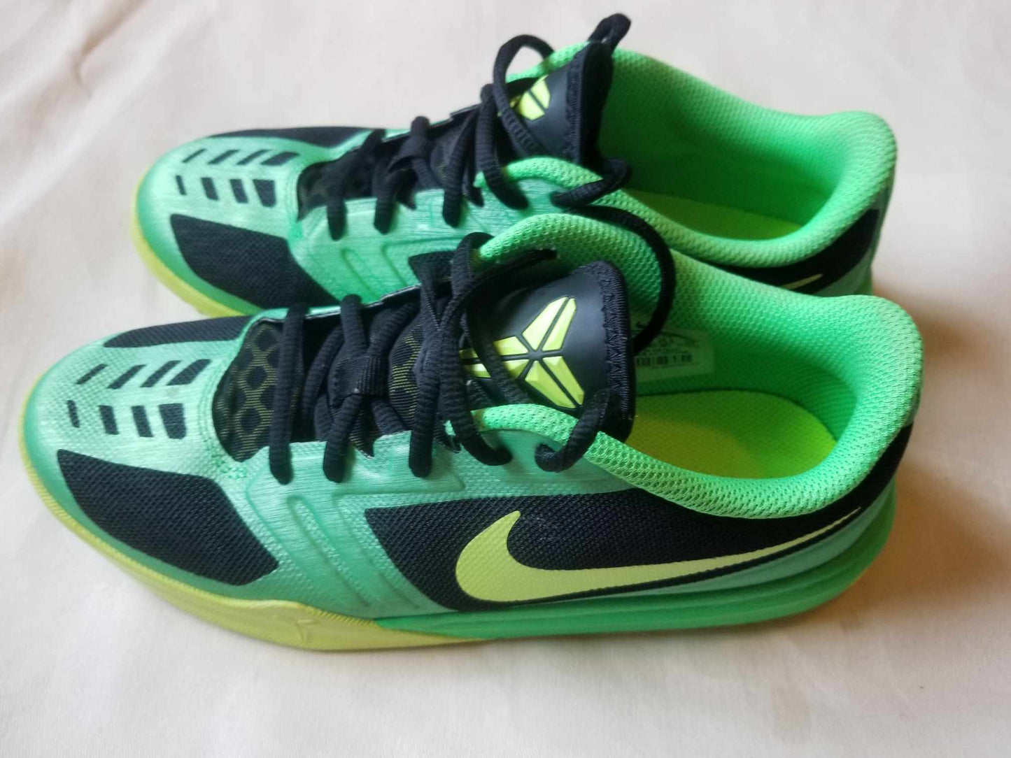 Nike Kobe KB Mentality – Black/Poison Green (Big Kids/Women’s Size 6Y) Pre owned