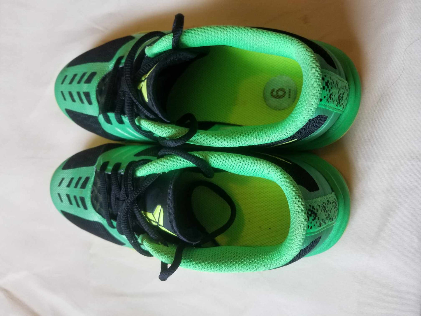 Nike Kobe KB Mentality – Black/Poison Green (Big Kids/Women’s Size 6Y) Pre owned
